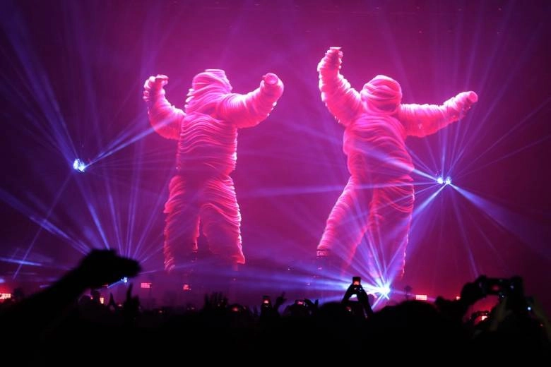 Сцена за супершоуто на The Chemical Brothers в Арена Армеец